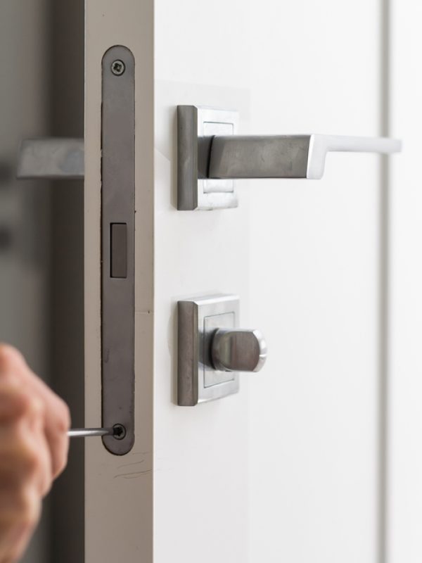 A,Locksmith,Repair,The,Door,Lock,In,The,Room,Or