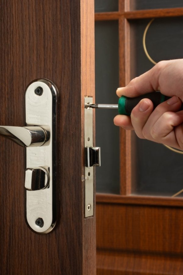 Locksmith,Repair,Or,Install,The,Door,Lock,In,House.